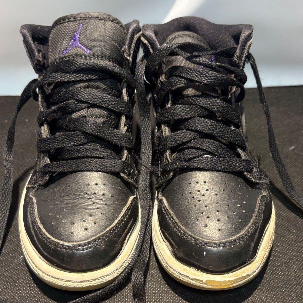 Nike Kids Black Sneakers with Purple Logo